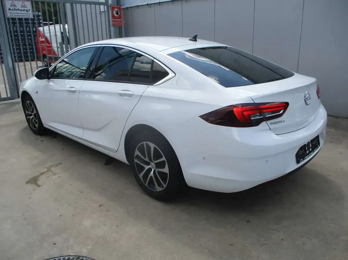 Gebraucht Opel Insignia Edition 136 PS (100 kW) 2018 Schneeweiss/summitwhite/arctic Limousine