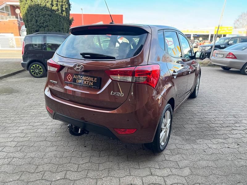 Gebraucht Hyundai ix20 125 PS (91 kW) 2013 Braun Kleinwagen