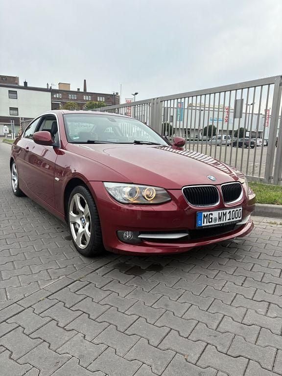 Rot Gebraucht 2011 BMW 320 Sport Line Coupé | 7.999 € (Guter Preis) - Bild 1/4