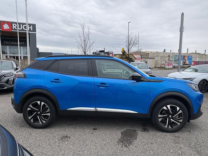 Second-hand Peugeot e-2008 Allure 100 kW (136 CP) 2022 Albastru SUV