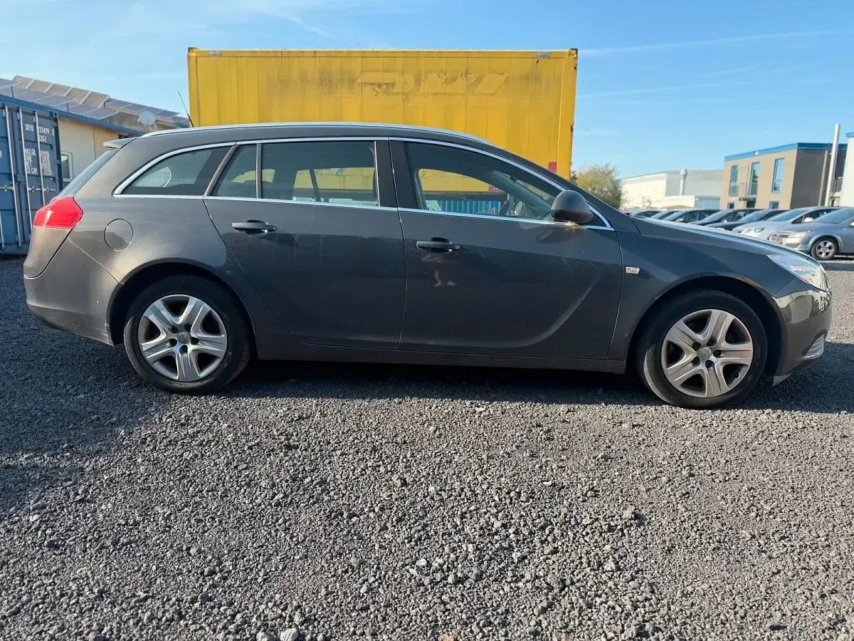 Gebraucht Opel Insignia Sport 160 PS (117 kW) 2013 Grau Kombi