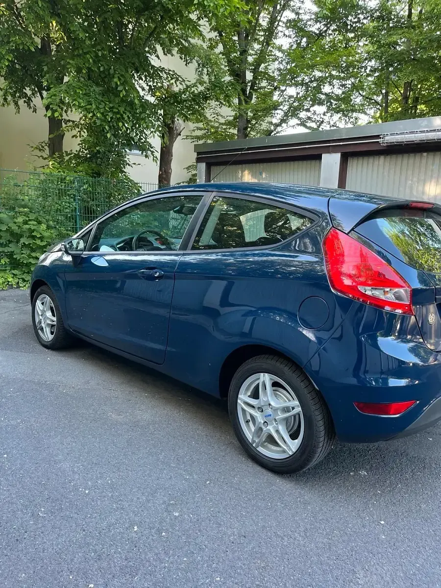 Gebraucht Ford Fiesta 60 PS (44 kW) 2011 Blau Kleinwagen