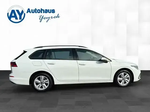 Gebraucht VW Golf VIII 150 PS (110 kW) 2022 Weiß Kombi