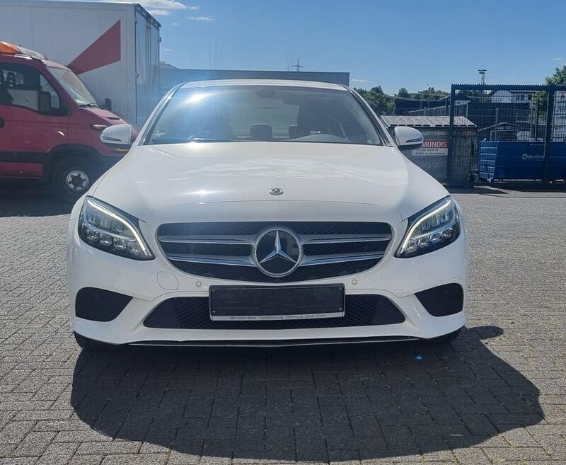 Weiß Gebraucht 2019 Mercedes C180 Limousine | 21.200 € (Fairer Preis) - Bild 1/4