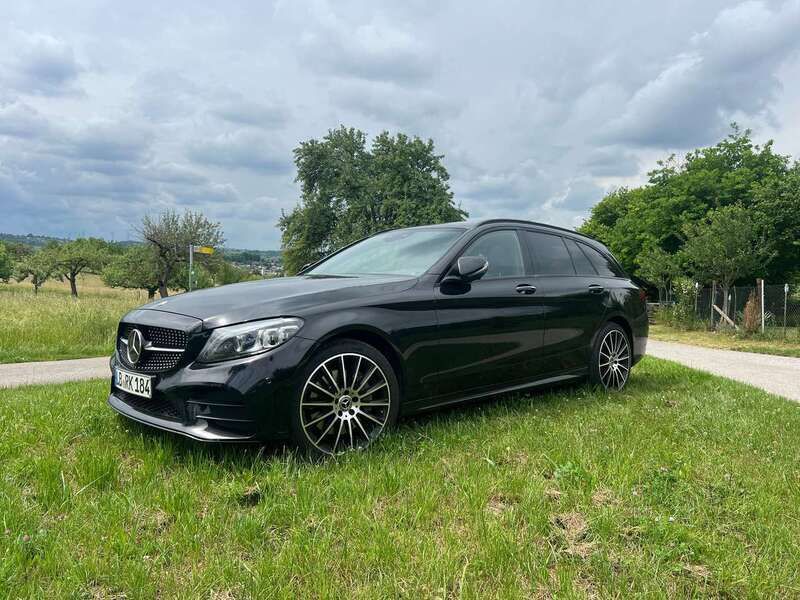 Schwarz Gebraucht 2018 Mercedes C300 AMG line Kombi | 20.500 € (Teuer) - Bild 1/4