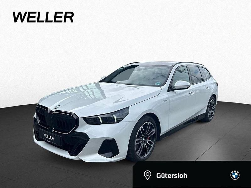 Mineralweiß (weiß) Gebraucht 2024 BMW 540 M Sport Kombi | 65.350 € - Bild 1/4