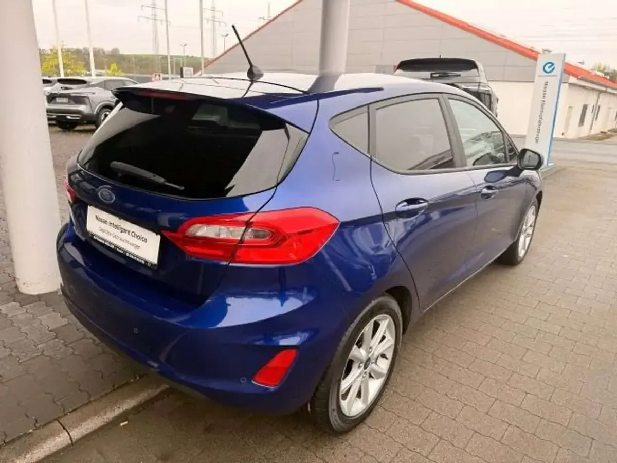 Gebraucht Ford Fiesta Cool & Connect 101 PS (74 kW) 2017 Blau Limousine