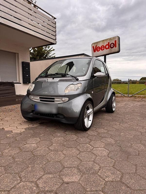 Grau Gebraucht 2002 Smart ForTwo Coupé Pure Coupé | 2.599 € (Fairer Preis) - Bild 1/4