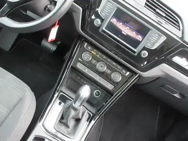 Używany VW Touran 150 KM (110 kW) 2017 Biały Minivan