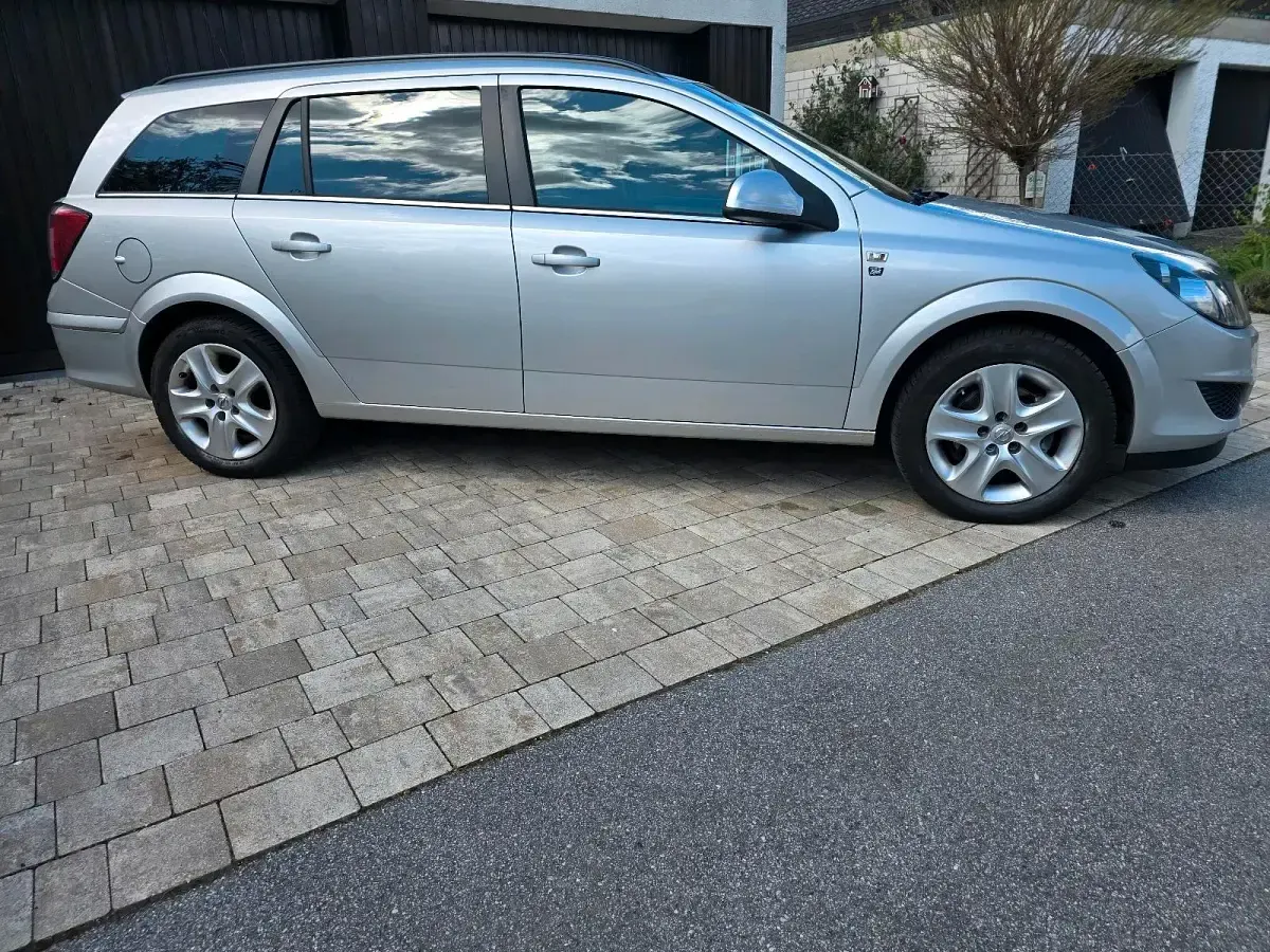 Używany Opel Astra Edition 110 KM (80 kW) 2011 Srebrny Kombi
