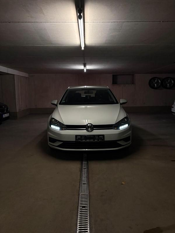 Weiß Gebraucht 2019 VW Golf VII Trendline Kleinwagen | 14.500 € (Guter Preis) - Bild 1/4