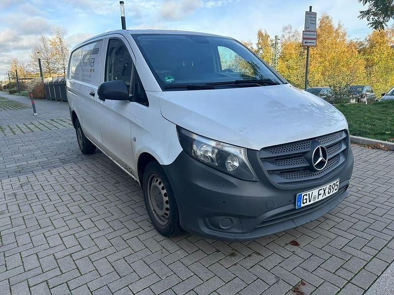 Weiß Gebraucht 2021 Mercedes Vito Van | 16.999 € (Fairer Preis) - Bild 1/4
