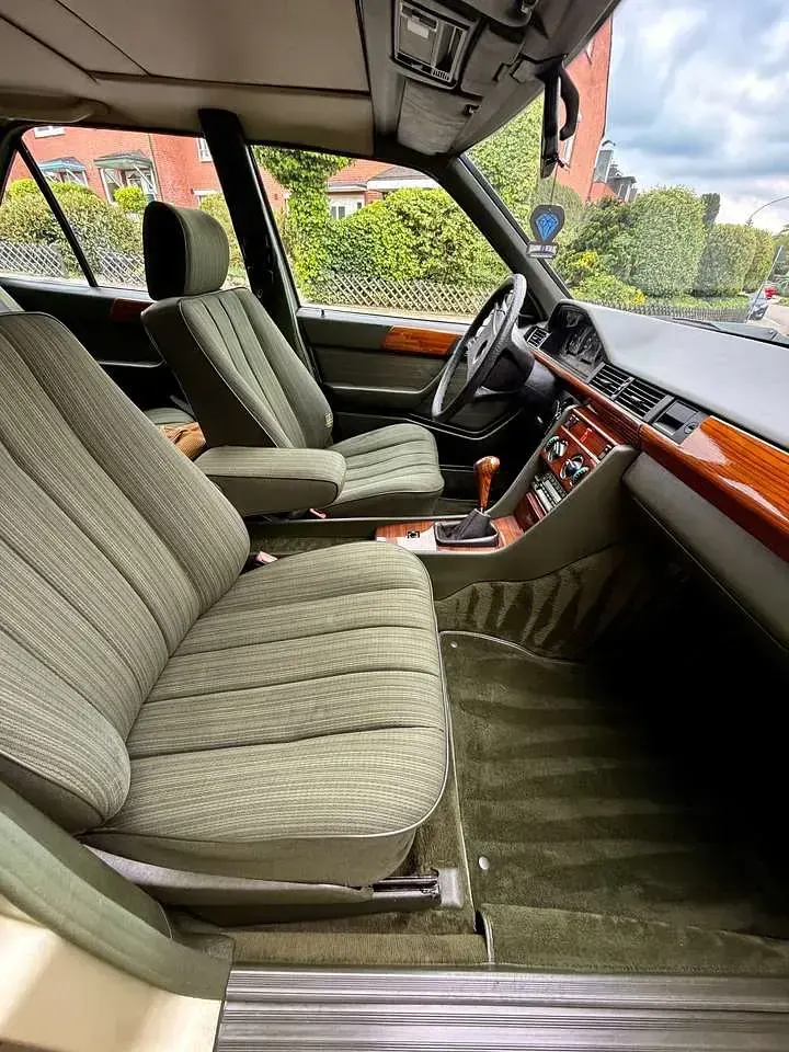 Gebraucht Mercedes 250 90 PS (66 kW) 1986 Gold Limousine