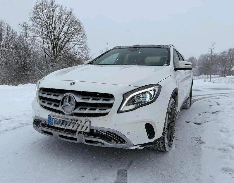 Weiß Gebraucht 2019 Mercedes 200 Limousine | 21.700 € (Fairer Preis) - Bild 1/4