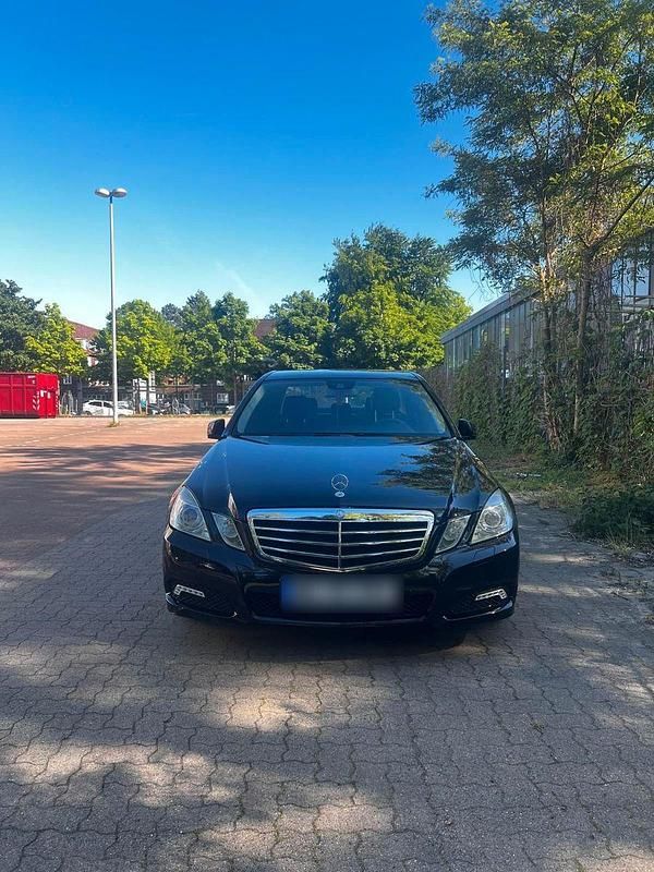 Schwarz Gebraucht 2010 Mercedes E200 Avantgarde Limousine | 8.750 € (Fairer Preis) - Bild 1/4