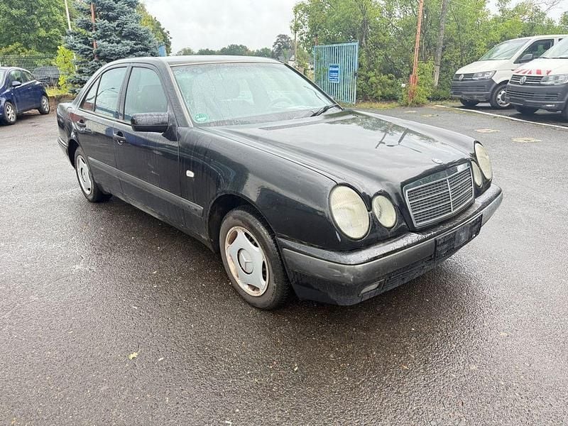 Second-hand Mercedes E200 136 CP (100 kW) 2000 Negru Berlinǎ
