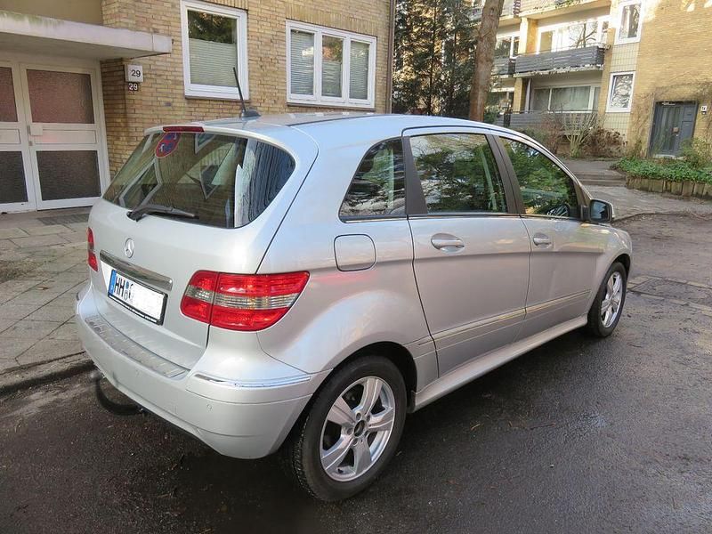 Gebraucht Mercedes B180 109 PS (80 kW) 2010 Silber Van / Kleinbus