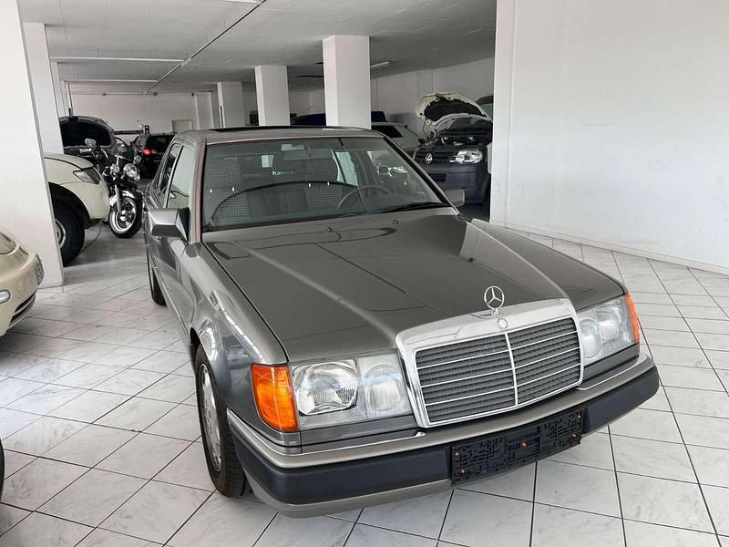 Gebraucht Mercedes E230 132 PS (97 kW) 1991 Grau Limousine