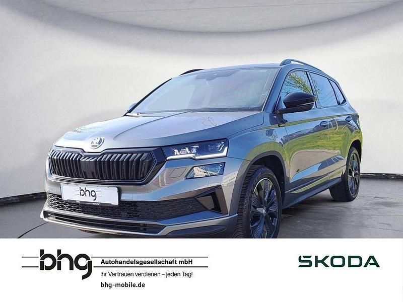 Graphitegrau metallic Gebraucht 2024 Skoda Karoq SportLine SUV | 34.520 € (Guter Preis) - Bild 1/4
