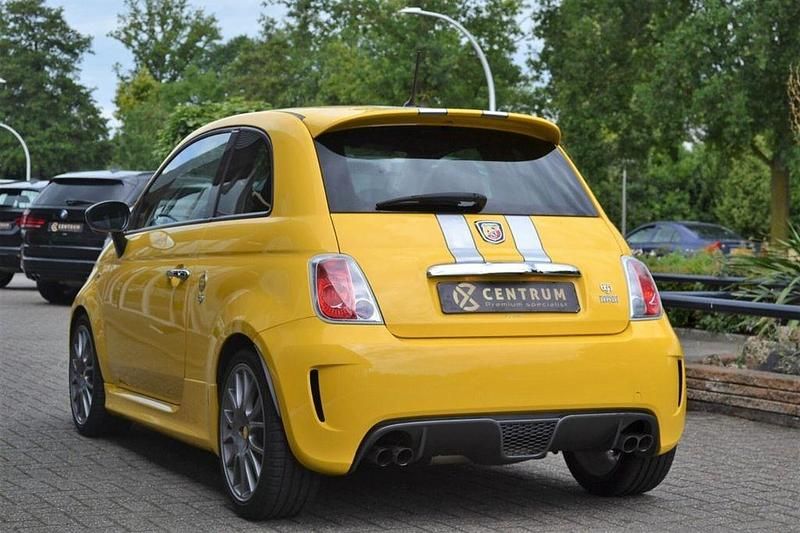 Usado Abarth 695 181 HP (133 kW) 2011 Amarelo Citadino