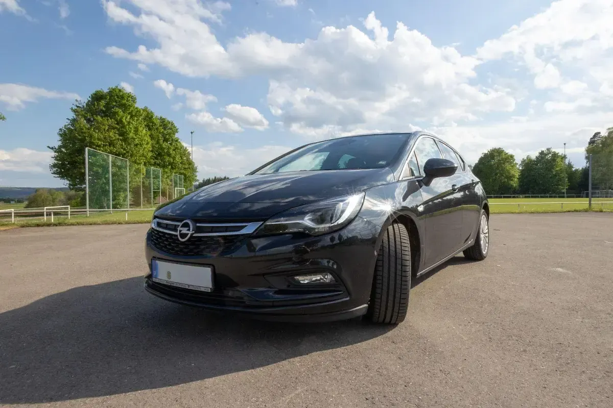 Gebraucht Opel Astra Innovation 125 PS (91 kW) 2015 Schwarz Limousine