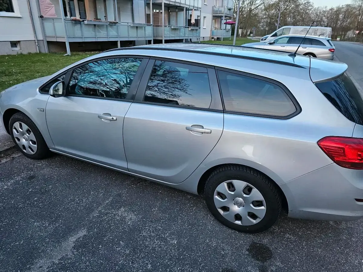 Gebraucht Opel Astra 125 PS (91 kW) 2011 Silber Kombi