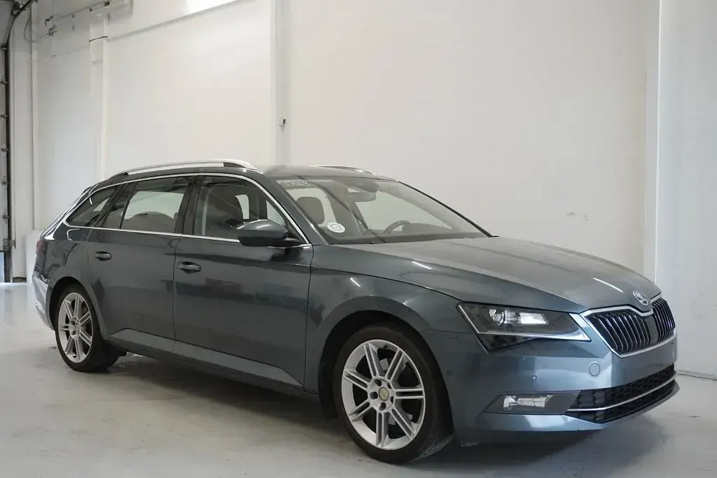 Gebraucht Skoda Superb Style 150 PS (110 kW) 2019 Grau Limousine