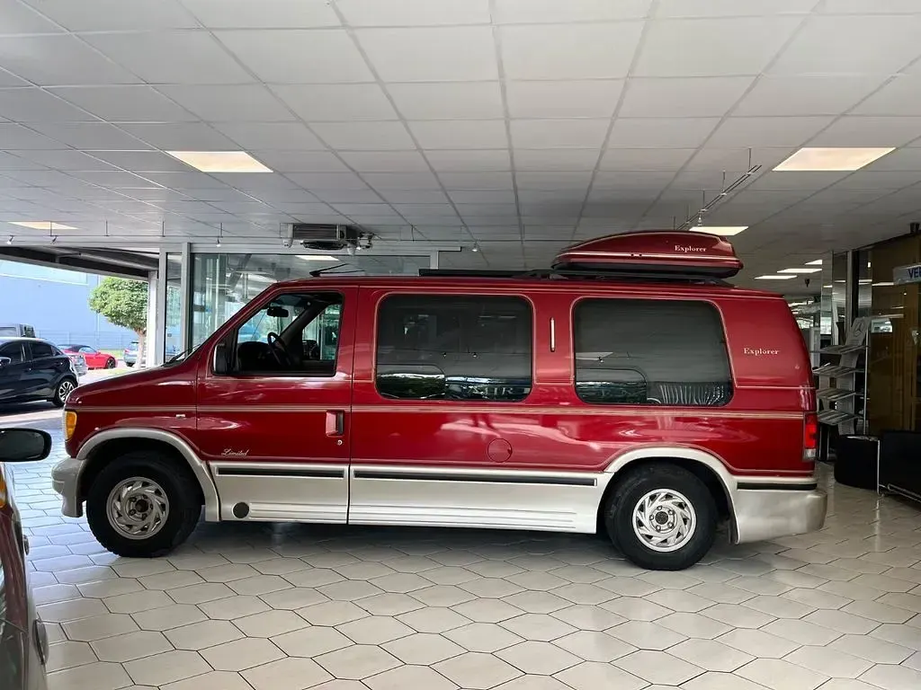 Second-hand Ford Econoline 215 CP (158 kW) 1997 Roșu Monovolum