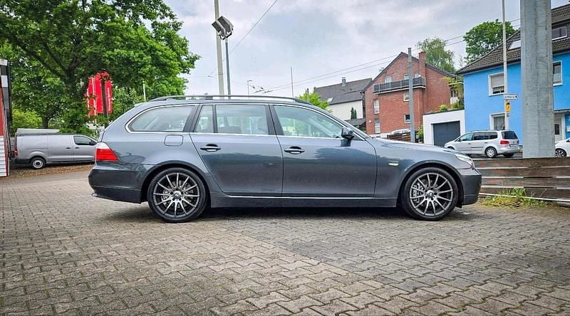 Grau Gebraucht 2009 BMW 530 Kombi | 5.200 € (Fairer Preis) - Bild 1/4
