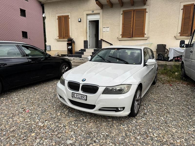 Weiß Gebraucht 2011 BMW 318 Kombi | 2.500 € (Guter Preis) - Bild 1/4