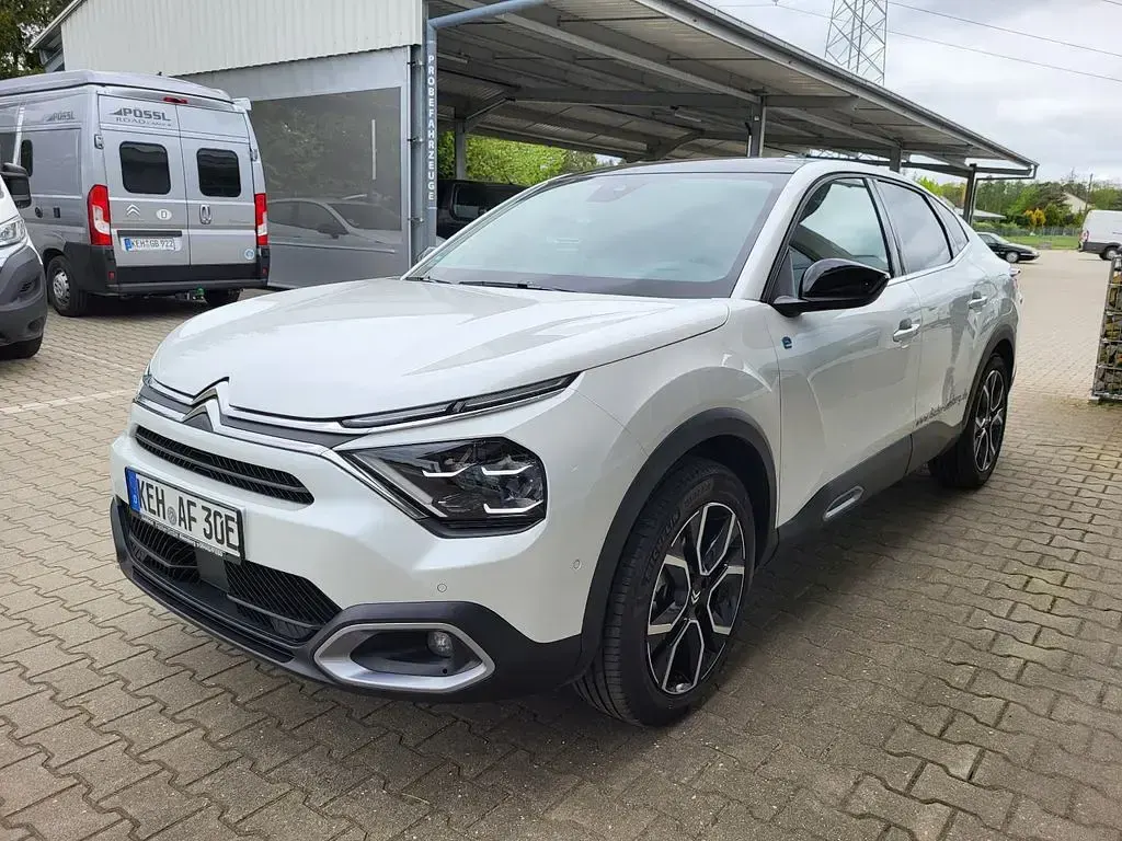 Używany Citroën e-C4 Shine 100 kW (136 KM) 2023 Biały SUV