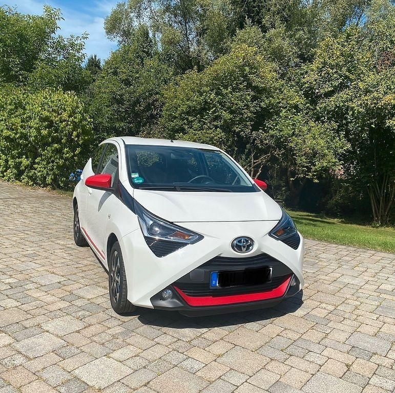 Weiß Gebraucht 2018 Toyota Aygo Connect Style Kleinwagen | 8.499 € (Guter Preis) - Bild 1/4