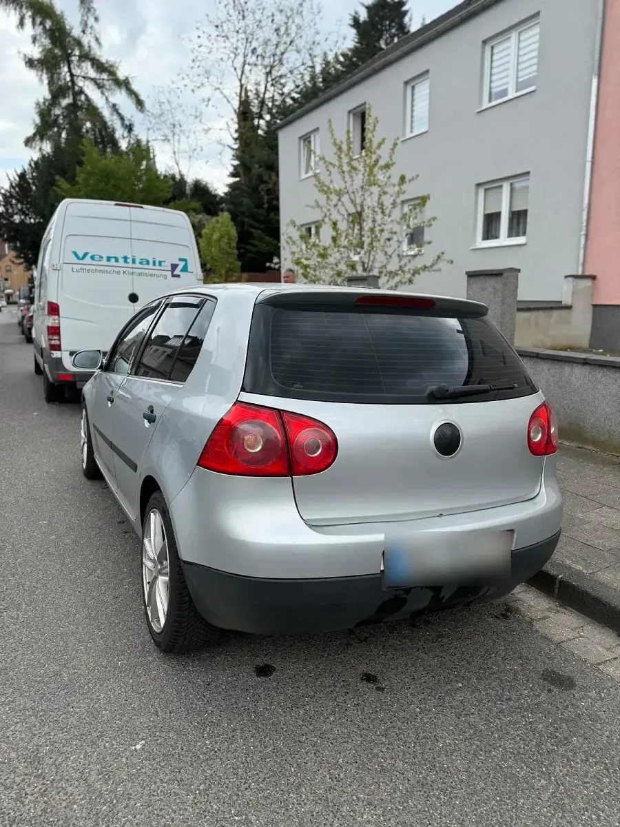 Gebraucht VW Golf V 105 PS (77 kW) 2005 Silber Kleinwagen