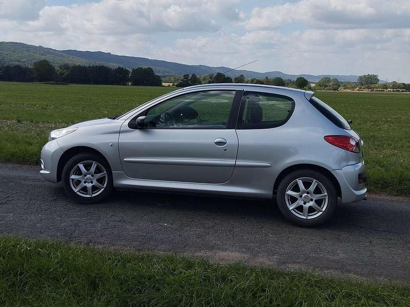 Silber Gebraucht 2010 Peugeot 206+ Kleinwagen | 4.200 € (Etwas zu teuer) - Bild 1/4