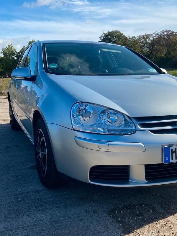 Braun Gebraucht 2005 VW Golf IV Kleinwagen | 2.600 € (Etwas zu teuer) - Bild 1/4