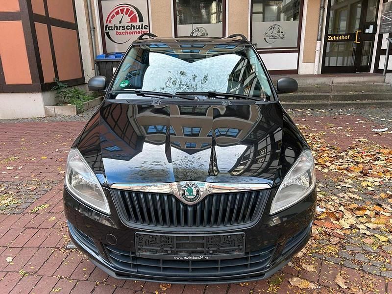 Andere farben Gebraucht 2010 Skoda Fabia Limousine | 2.300 € (Fairer Preis) - Bild 1/4