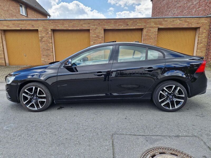 Schwarzmetallik (metallic) Gebraucht 2018 Volvo S60 R-Design Limousine | 18.987 € - Bild 1/4