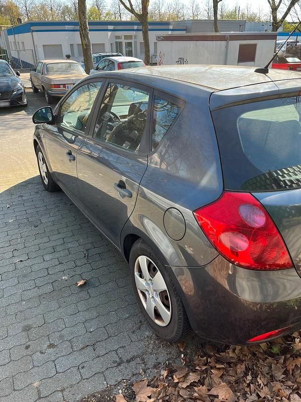 Gebraucht Kia Ceed 109 PS (80 kW) 2007 Grau Kleinwagen