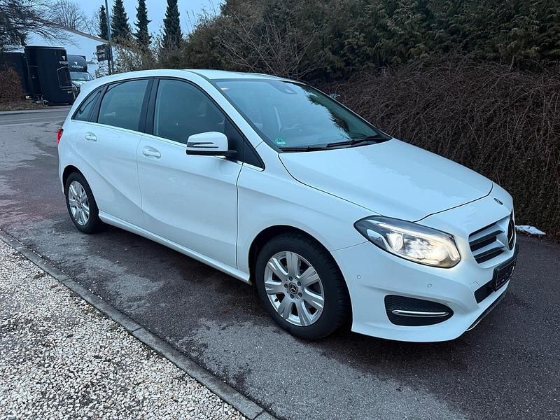 Weiß Gebraucht 2018 Mercedes B200 Urban Van / Kleinbus | 14.999 € (Fairer Preis) - Bild 1/4