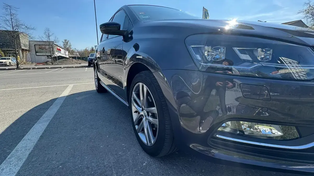 Używany VW Polo 90 KM (66 kW) 2017 Szary Hatchback