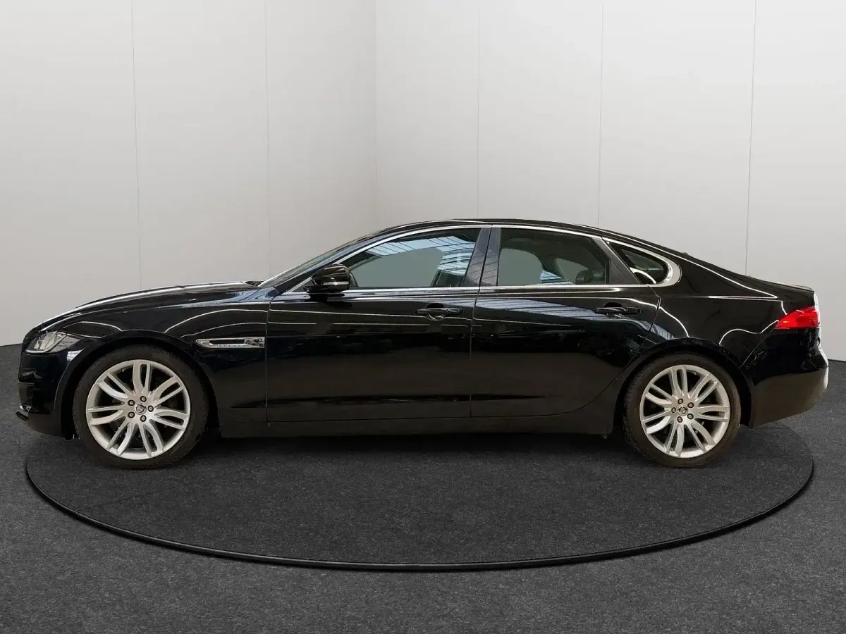 Gebraucht Jaguar XF Prestige 179 PS (131 kW) 2015 Schwarz Limousine