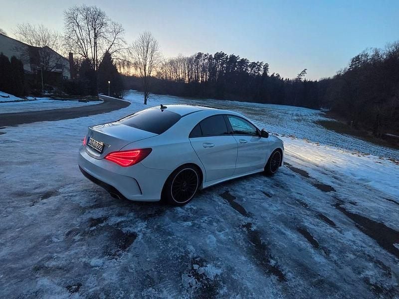 Weiß Gebraucht 2013 Mercedes CLA250 AMG line Limousine | 17.500 € (Fairer Preis) - Bild 1/4