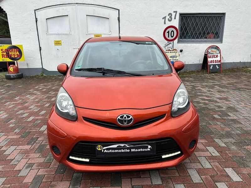 Orange Gebraucht 2013 Toyota Aygo Connect Style Kleinwagen | 2.800 € (Fairer Preis) - Bild 1/4