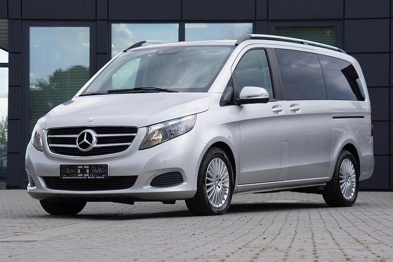 Brillantsilber Gebraucht 2016 Mercedes V220 Edition Van / Kleinbus | 33.690 € (Guter Preis) - Bild 1/4