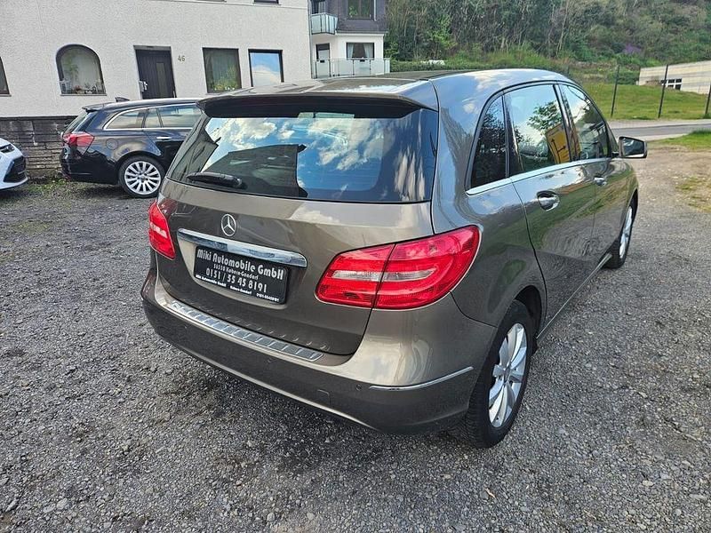 Gebraucht Mercedes B200 156 PS (114 kW) 2013 Gold Van / Kleinbus
