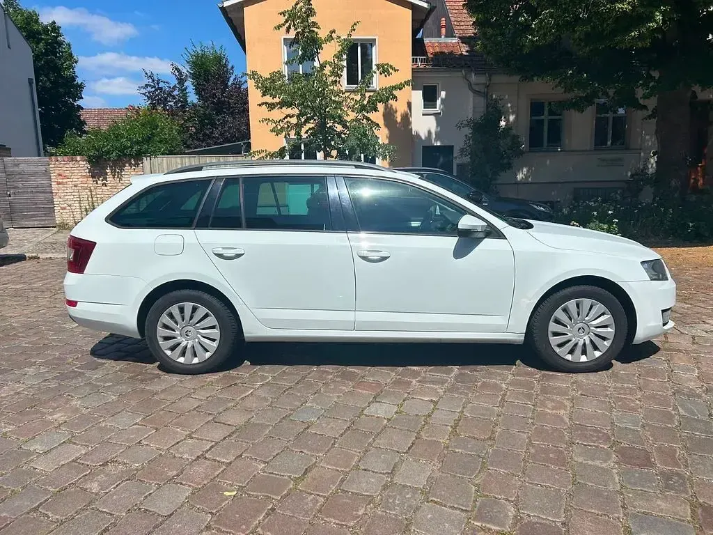 Gebraucht Skoda Octavia Ambition 105 PS (77 kW) 2015 Weiß Kombi