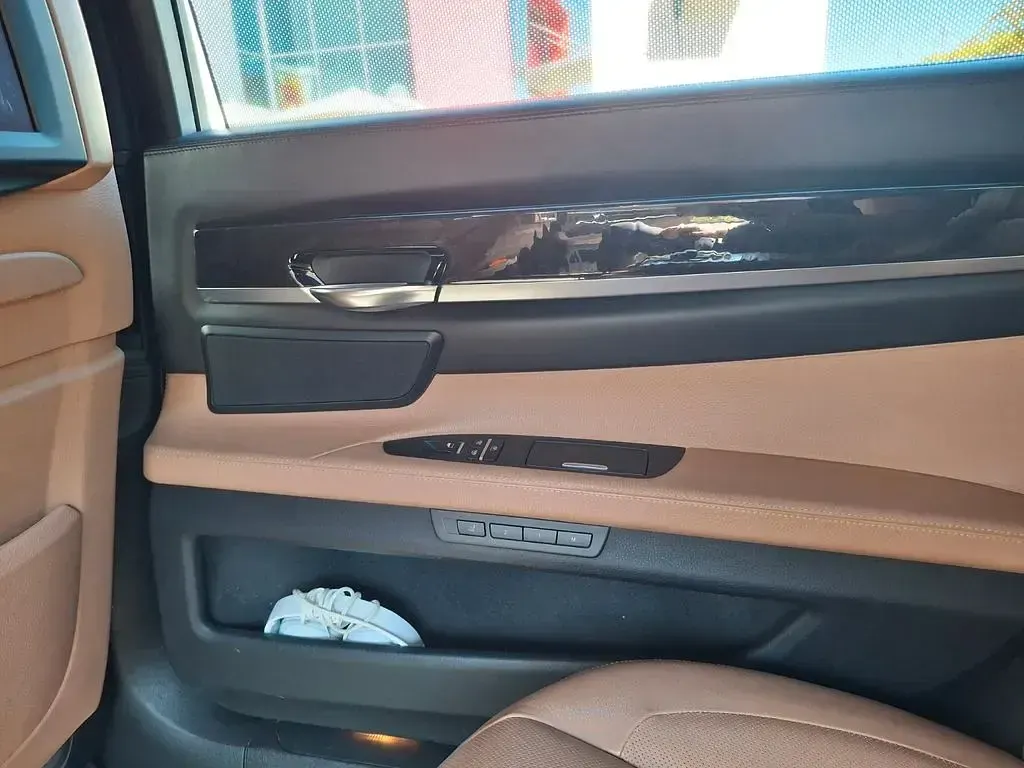 Gebraucht BMW 730L 245 PS (180 kW) 2011 Schwarz Limousine