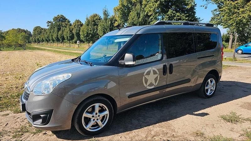 Braun Gebraucht 2016 Opel Combo Van / Kleinbus | 10.500 € (Teuer) - Bild 1/4