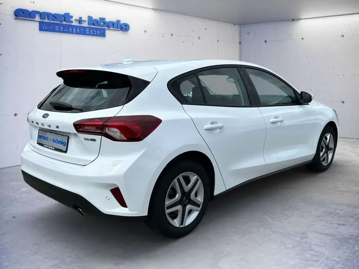 Second-hand Ford Focus Cool & Connect 125 CP (91 kW) 2022 Alb Berlinǎ