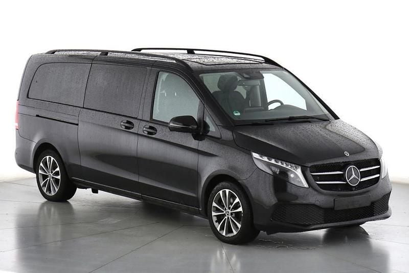 Obsidianschwarz metallic Gebraucht 2024 Mercedes V300 Avantgarde Van / Kleinbus | 55.950 € (Superpreis) - Bild 1/4